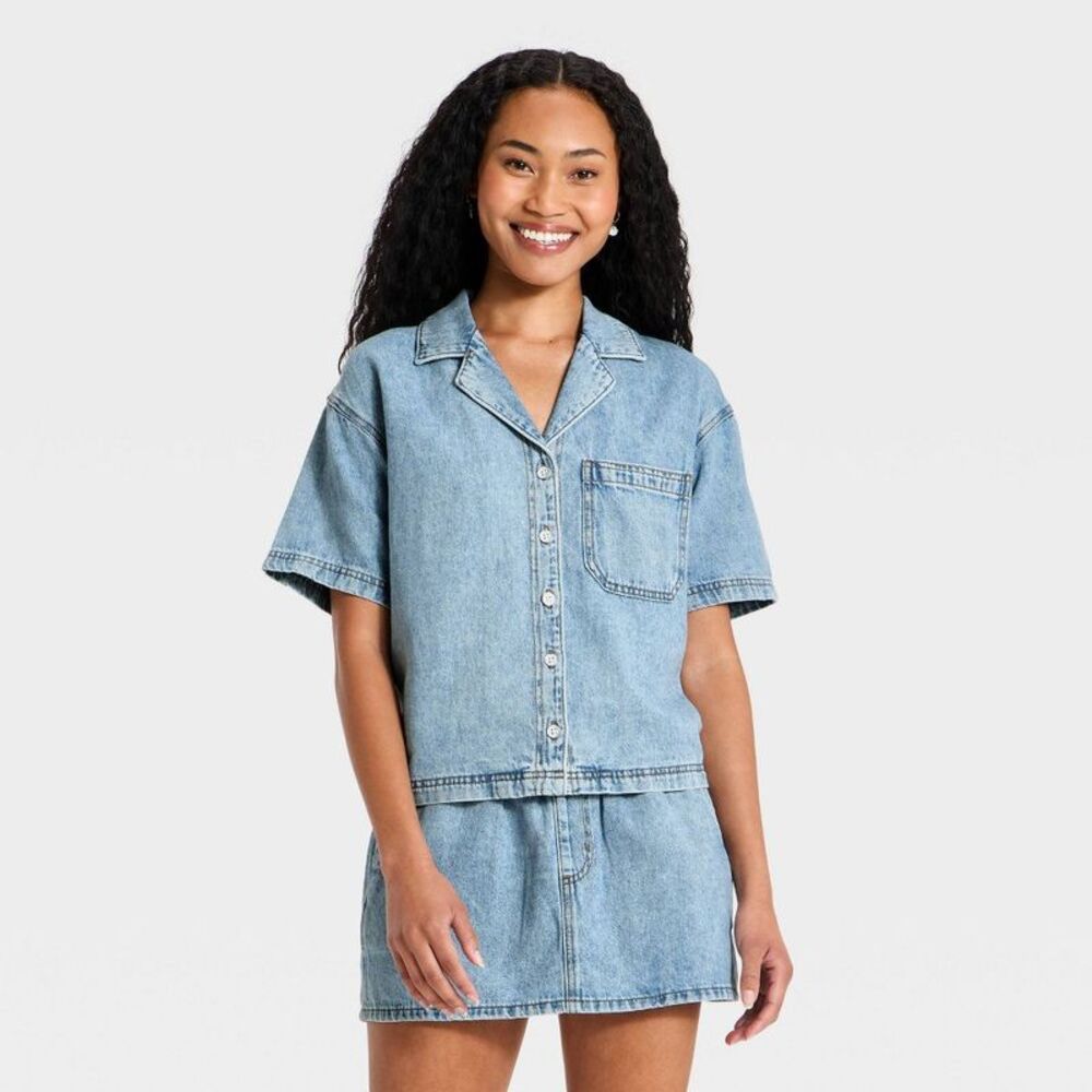 Women's Short Sleeve Collared Denim Beach Shirt - Light Wash L